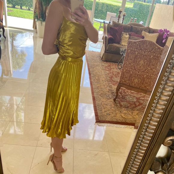 ❌SOLD❌ BNWT Nasty Gal Gold Pleated Skirt Size 2 - Picture 5 of 10